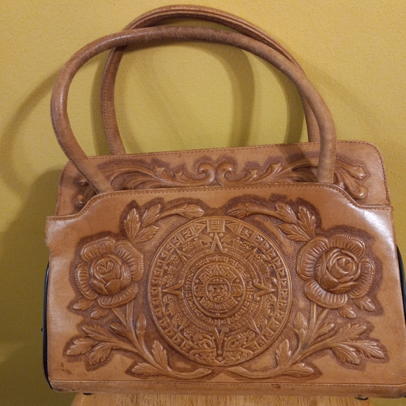 1970'S RARE MEXICAN TOOLED LEATHER AND NATURAL COWHIDE PURSE 12" X 10" - Picture 2 of 10